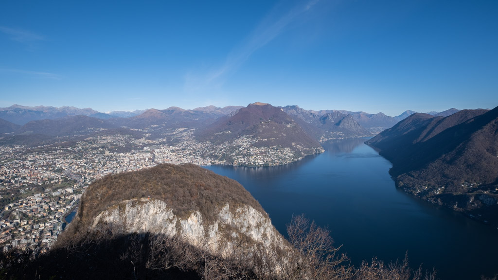 Vue sur la lac de Lugano et la ville de Lugano depuis le sommet du San Salvatore