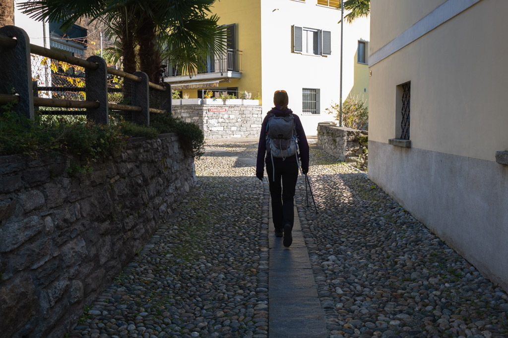 A travers le village sur l’ancienne route pavée.