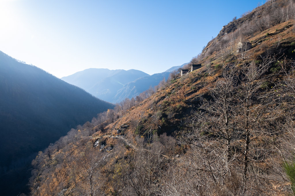 Regard en arrière en direction de « Maggia ». Les « rustici » surplombent le sentier que nous venons d’emprunter.